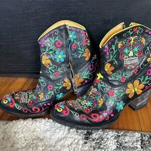 Old Gringo Sugar Skull leather cowboy booties.  Size 8